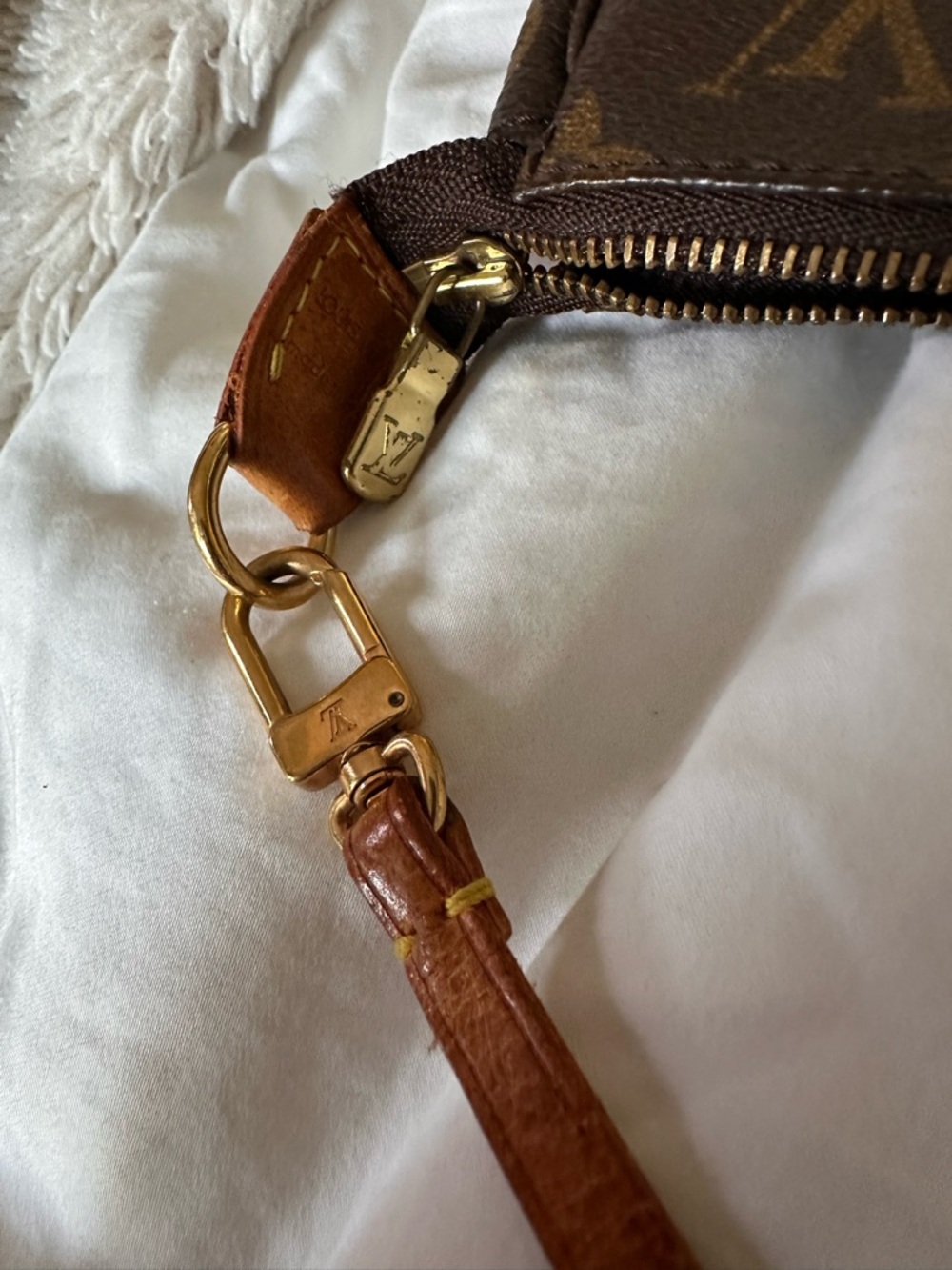 Louis Vuitton Pochette Accessoires Monogram Canvas Vintage Shoulder Bag - Picture 5 of 7